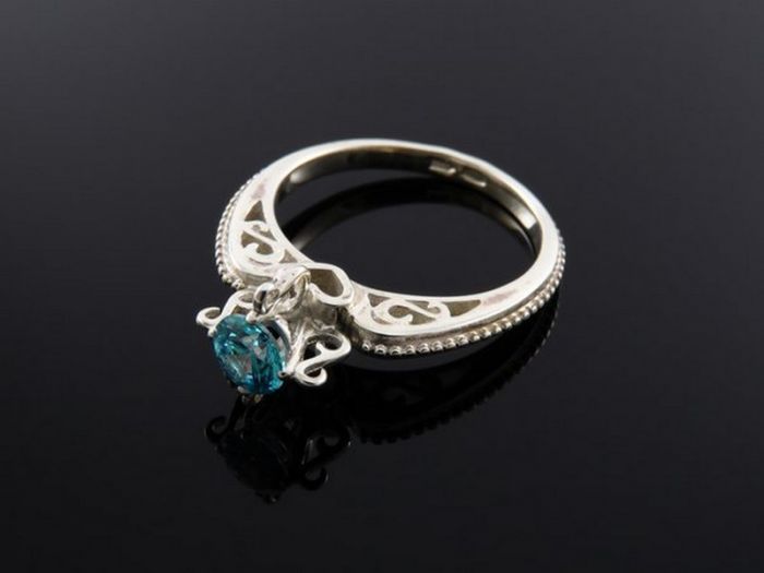 Кольцо из серебра с фианитом Swarovski - 49