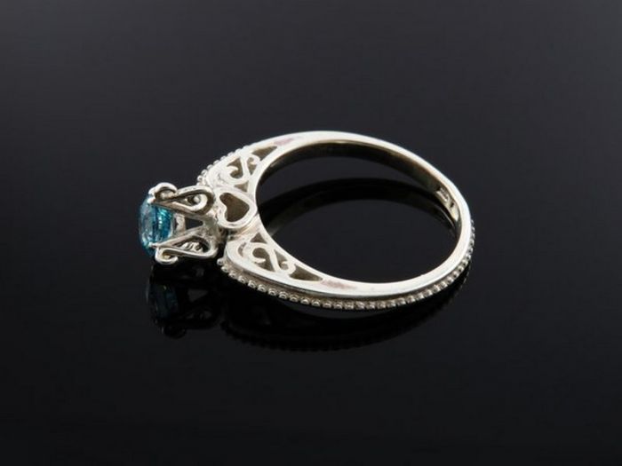 Кольцо из серебра с фианитом Swarovski - 49