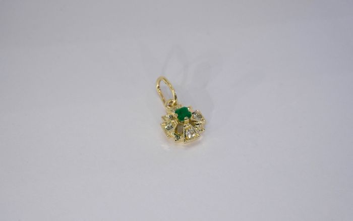 Золотая подвеска с природным изумрудом и бериллами
