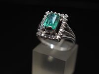 Серебряное кольцо с изумрудом 1.68 карат и фианитами - 103