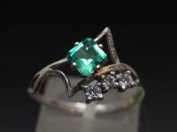 Серебряное кольцо с натуральным изумрудом и фианитами - 146
