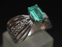 Серебряное кольцо с натуральным изумрудом и фианитами - 149