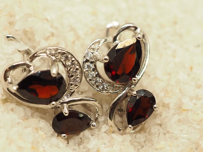 Серебряные серьги с гранатом-450