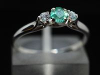 Серебряное кольцо с изумрудом 0.19 карат и фианитами - 111